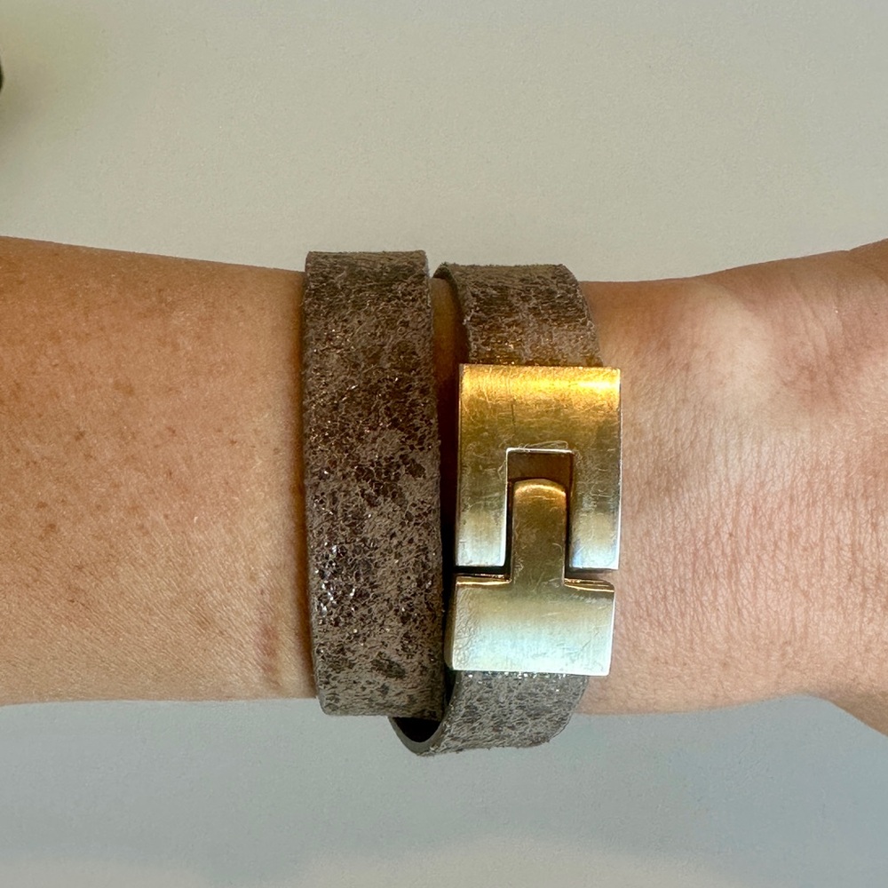 Leighelena Double Jigsaw Bracelet Taupe Leather Distressed Gold Tone - Picture 9 of 10